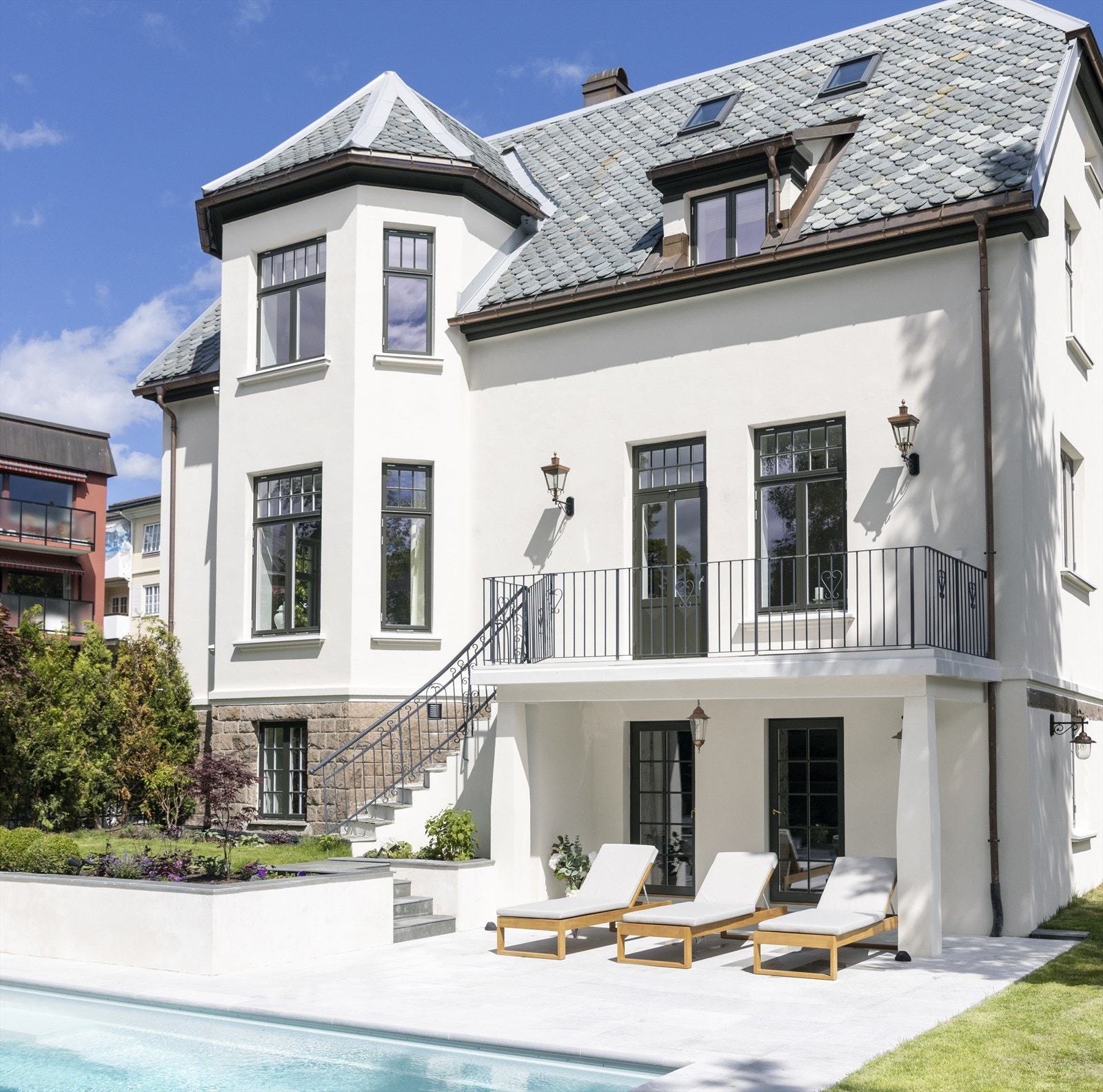 Velkommen til Vallegata 3 - praktfull patriservilla, hvor eleganse og kvalitet møter moderne komfort. Galleribilde