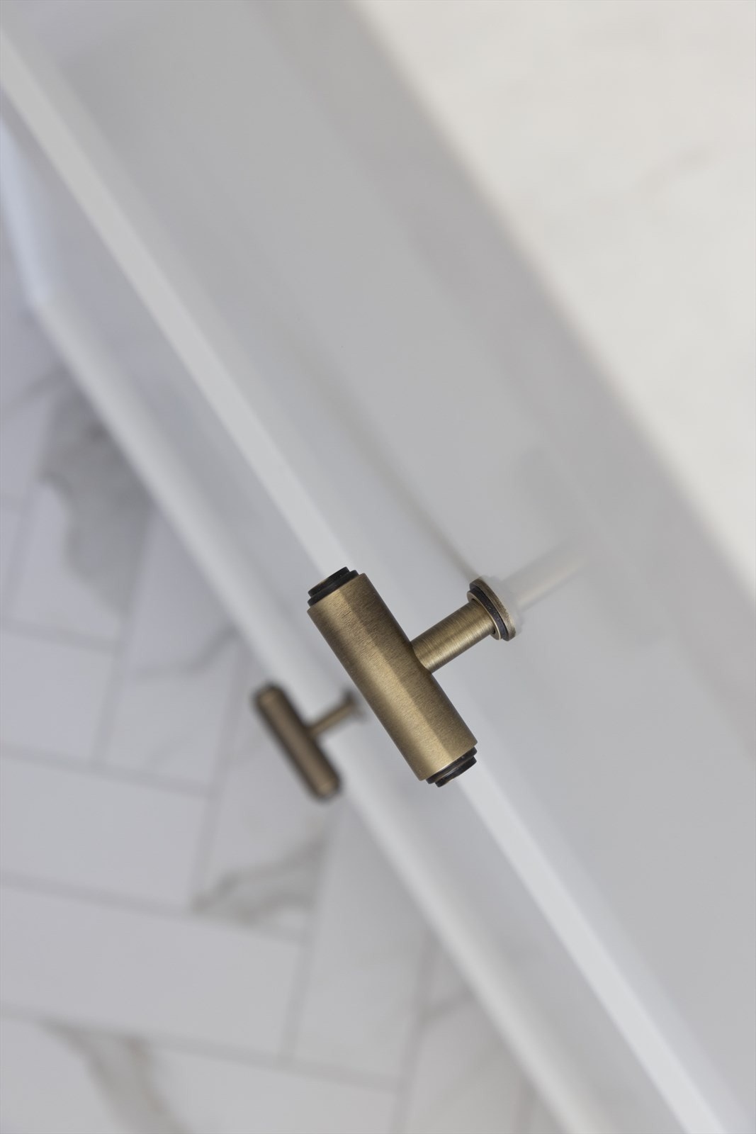 Servantskapet er utført i en lys gråtone med heldekkende servant. Galleribilde