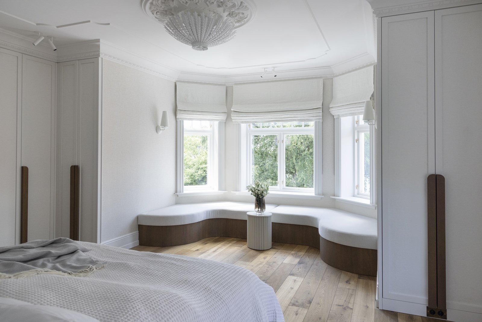 Foran vinduene i karnappet er det skreddersydd sitteplass i flott utførelse. Galleribilde