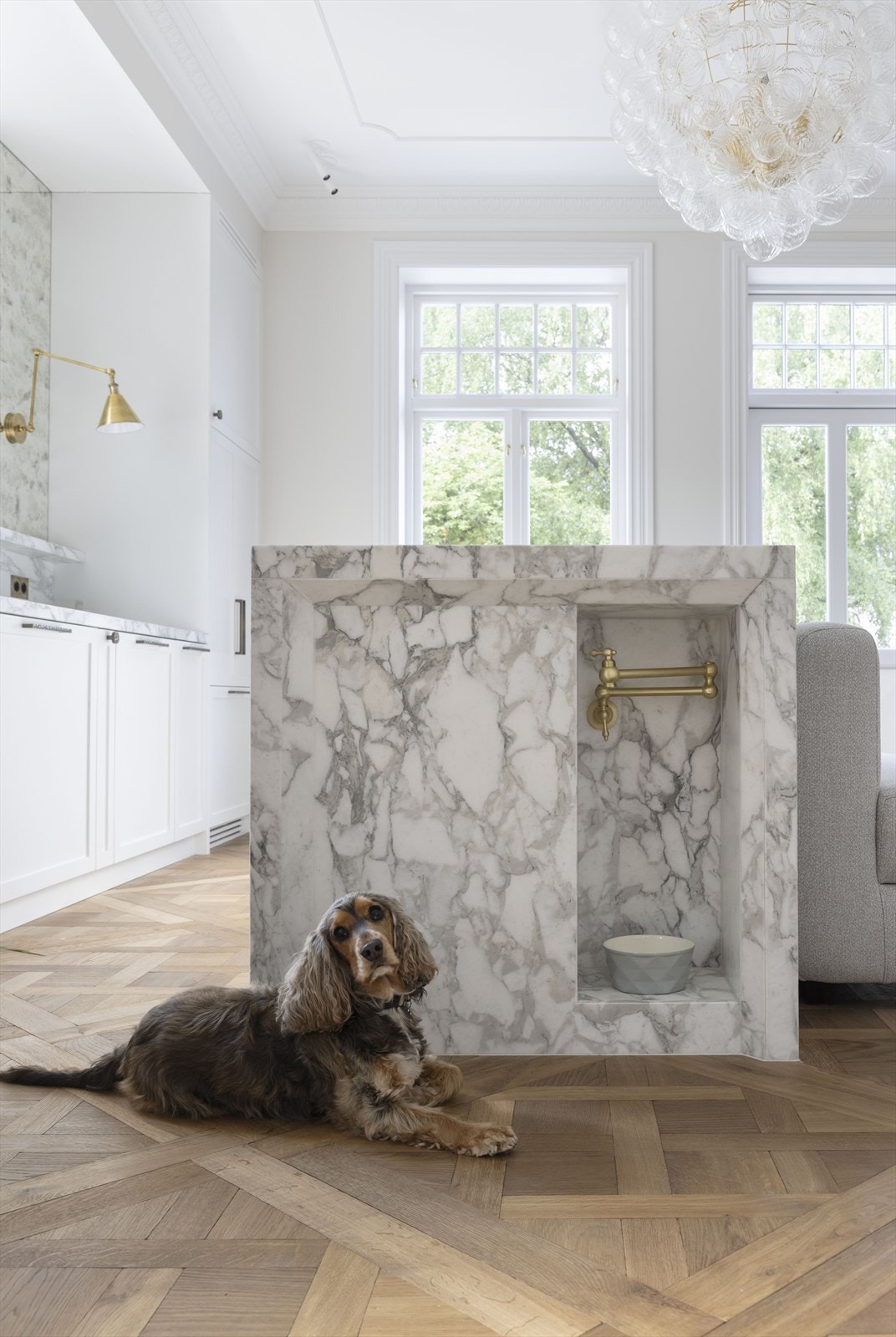 Det er montert egen utslagsvask for hundeskål integrert i kjøkkenøyen. Galleribilde