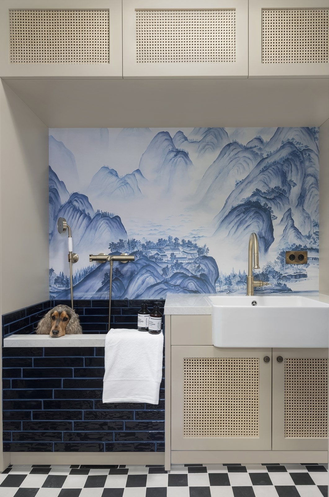 Vaskerommet har innredning i lys beige utførsel med en matchende servant, og vasken/utslagsvasken er dekorert med blå fliser. Galleribilde