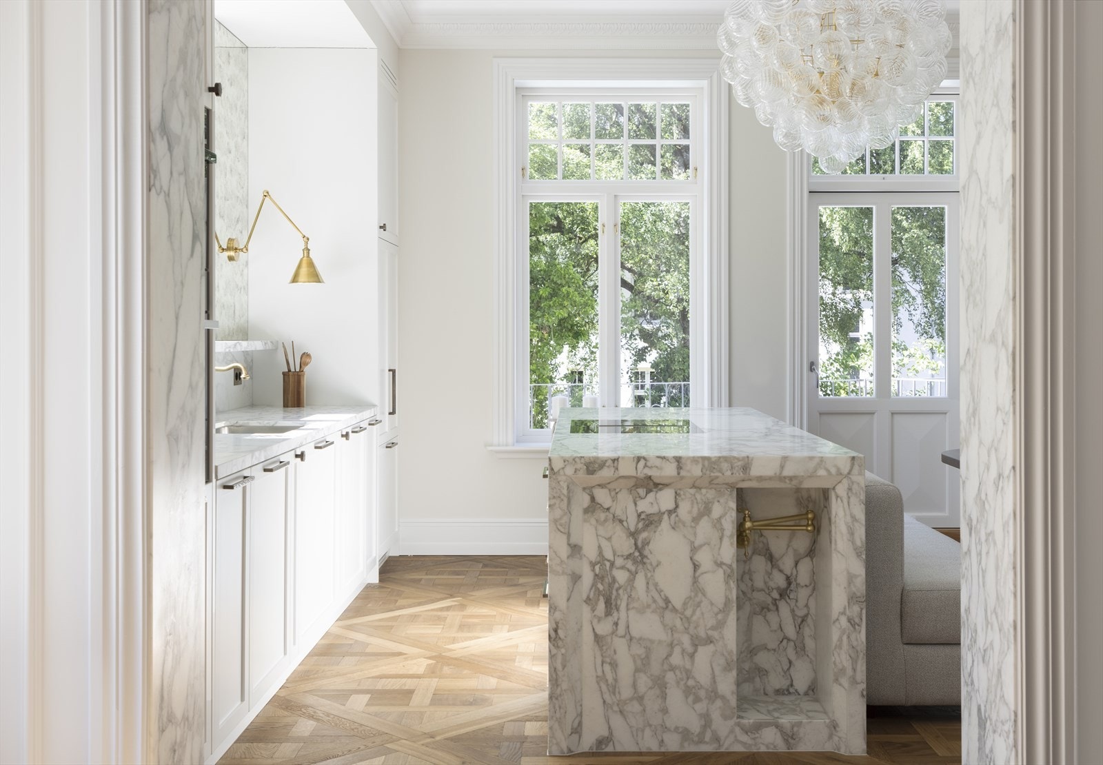 Kjøkkenet har en lekker kjøkkenøy mot spisesplassen, som er et opplagt samlingspunkt for familien. Galleribilde