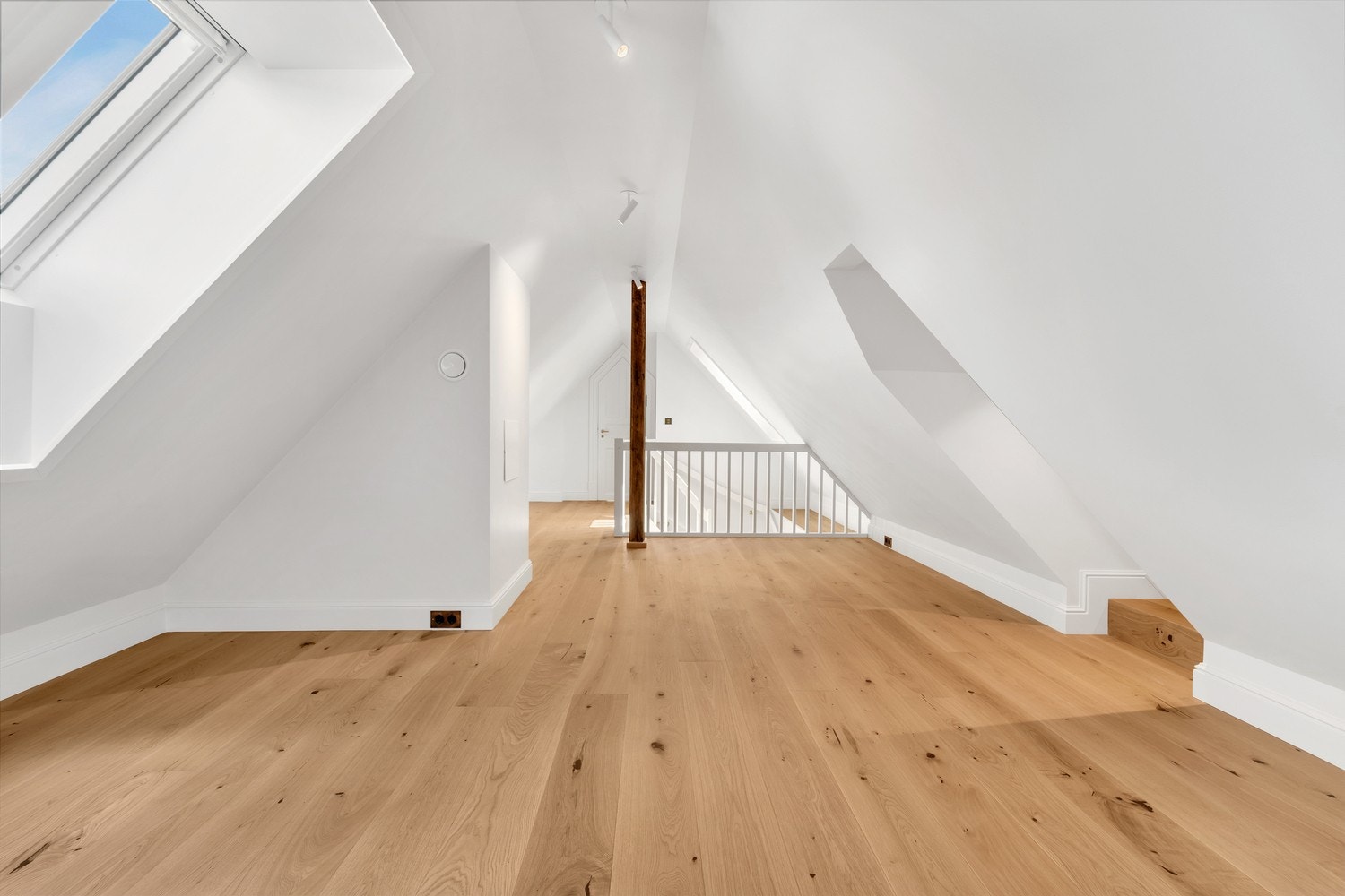 Romslig loft med god lagringsplass. Galleribilde