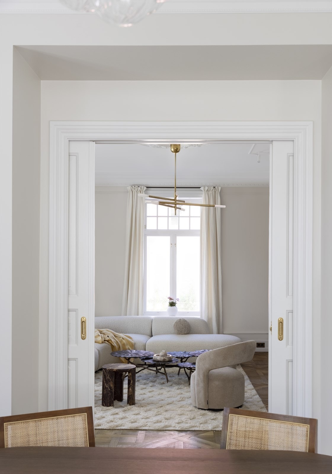 Klassiske detaljer og belistning på vegger for et tidløst utseende. Galleribilde