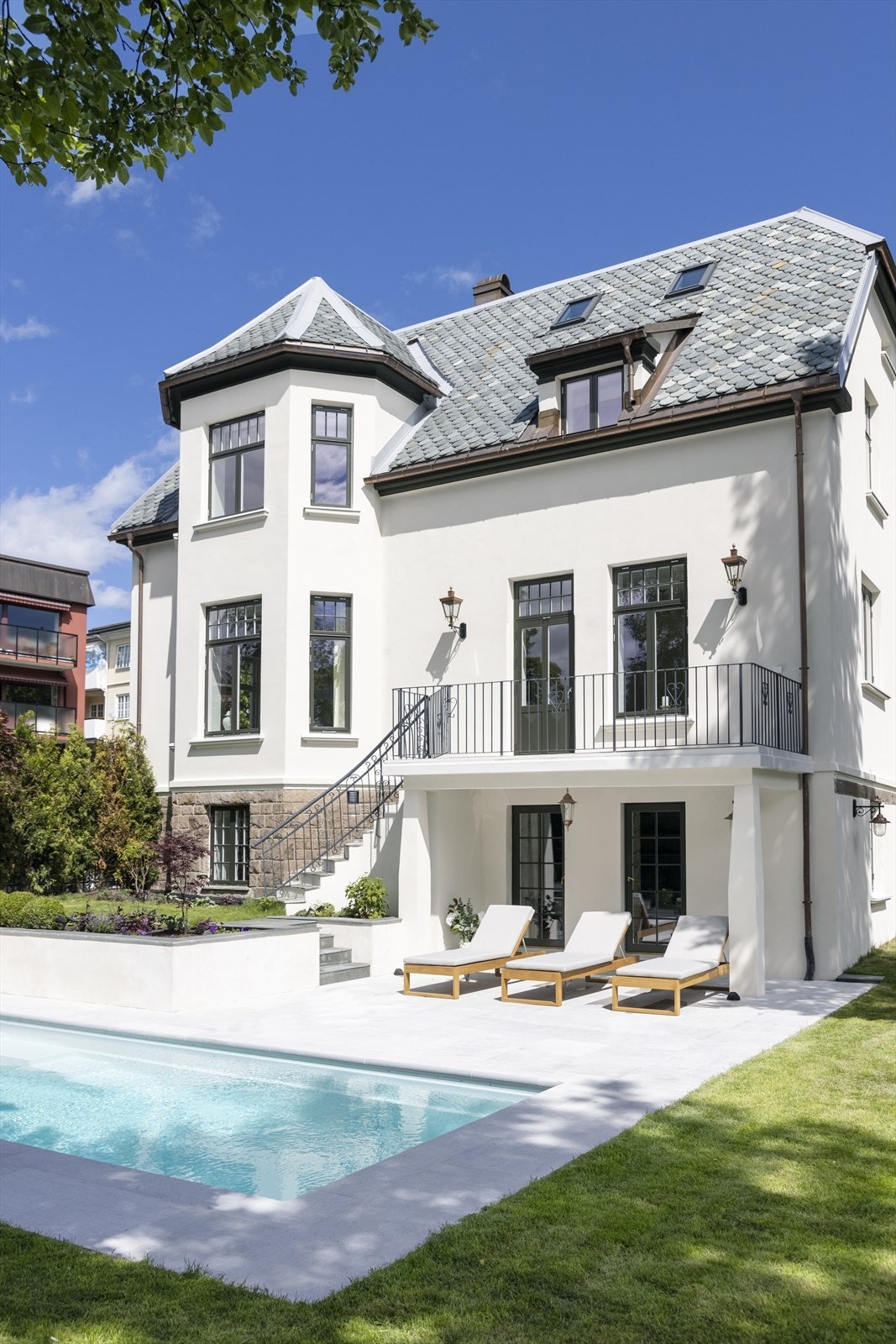 Det er kun benyttet velrenommerte håndverksbedrifter, hvorav håndverket er av ypperste kvalitet og boligen holder en meget god teknisk standard innvendig og utvendig. Galleribilde