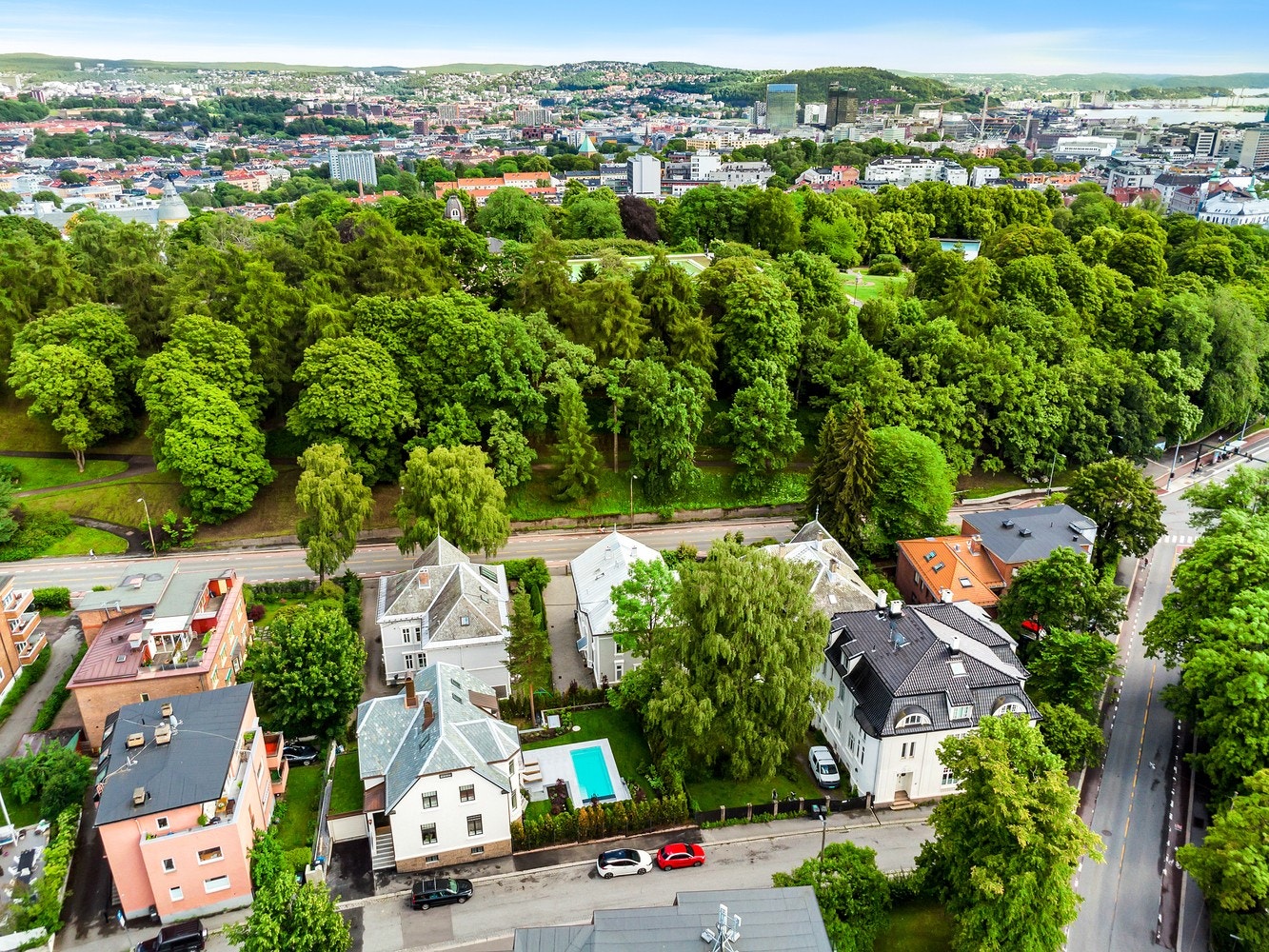 Eiendommen er beliggende i rolig blindvei i flott villaområde på Valleløkka i bydel St. Hanshaugen i Oslo. Kun et steinkast unna finner du frodige St. Hanshaugen park med flott turterreng og nydelig utsikt over byen. Galleribilde