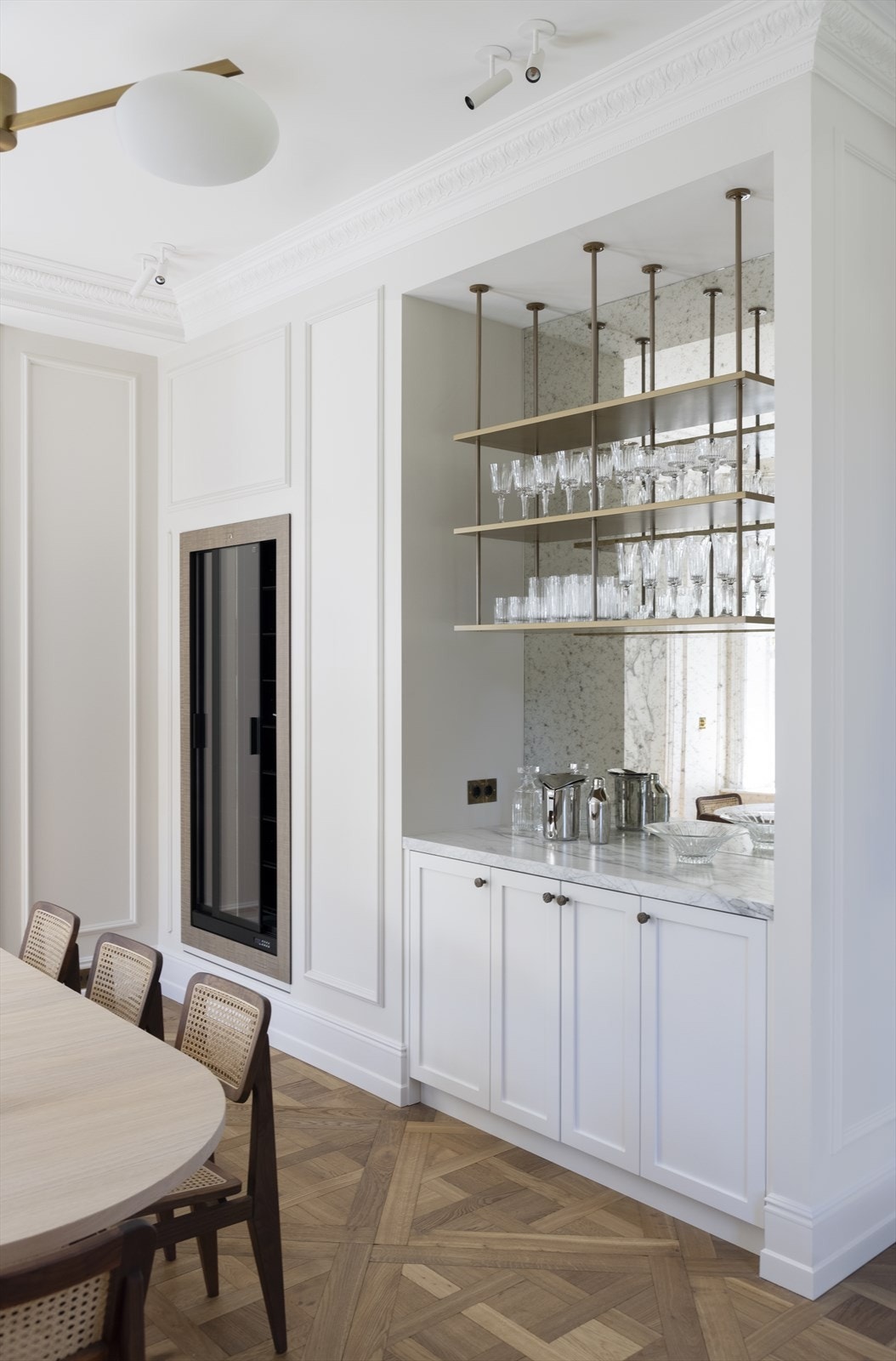 Stilrent, innebygd vinskap og barløsning i spisestuen. Galleribilde