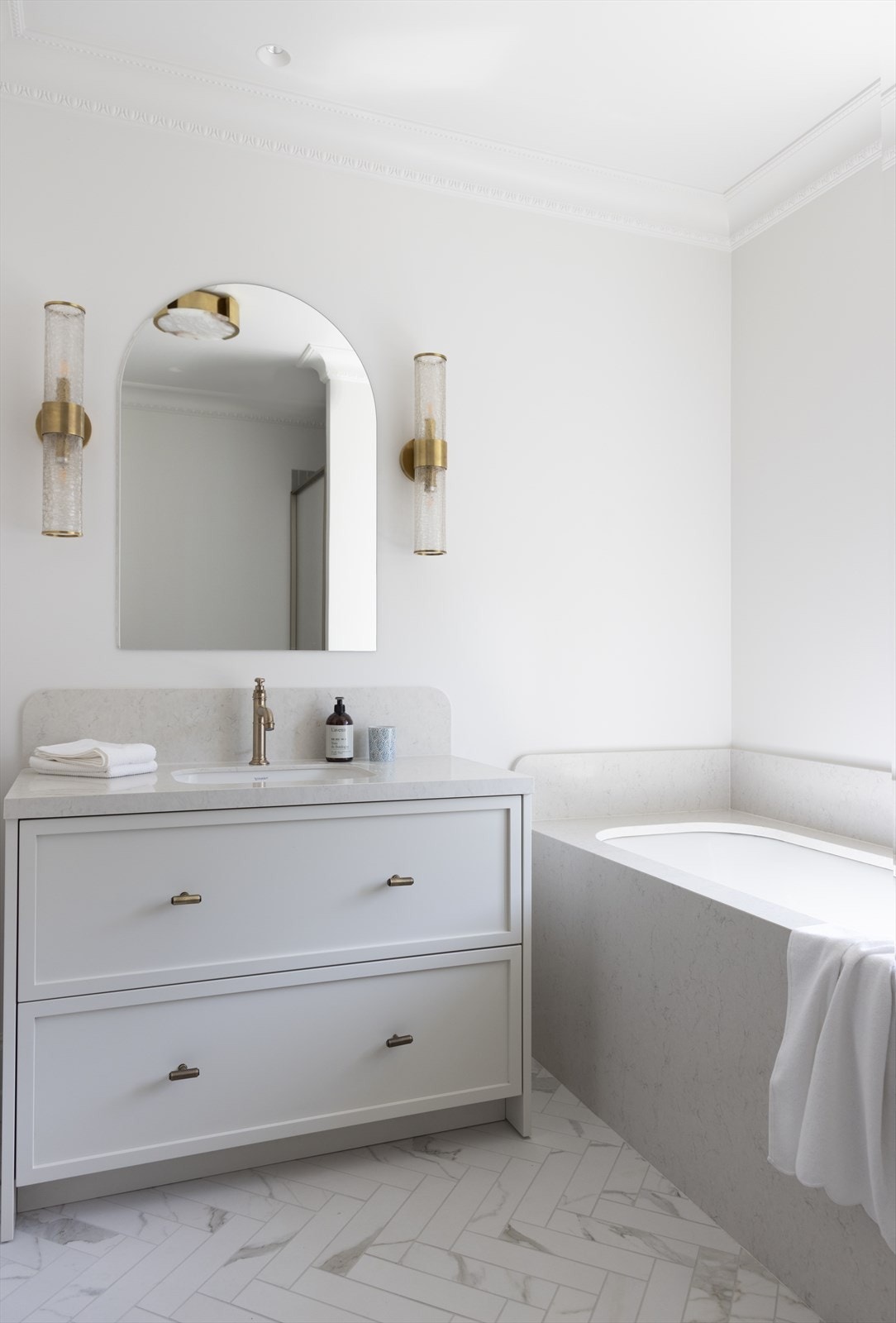 Delikat bad med en kombinasjon av duse gråtoner og lyse overflater. Galleribilde