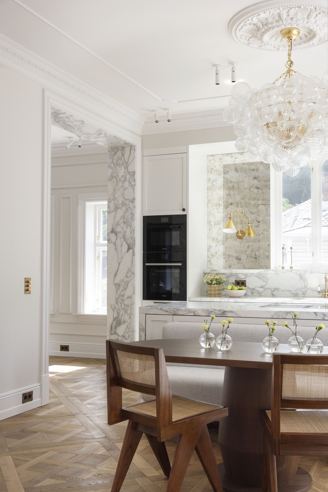 Utstrakt bruk av Arabescato marmor fra Italia er gjennomgående. Galleribilde