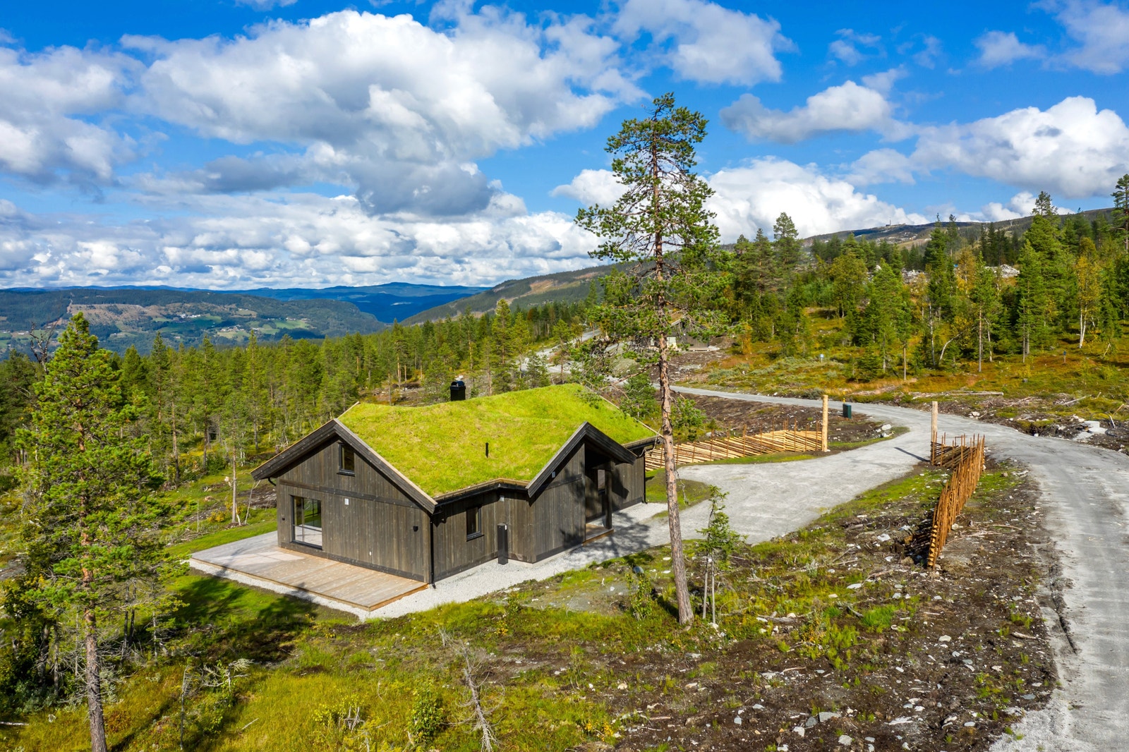 Hytta ligger usjenert til i endevei. Langrenn- og sykkelløype går rett bak hytta Galleribilde