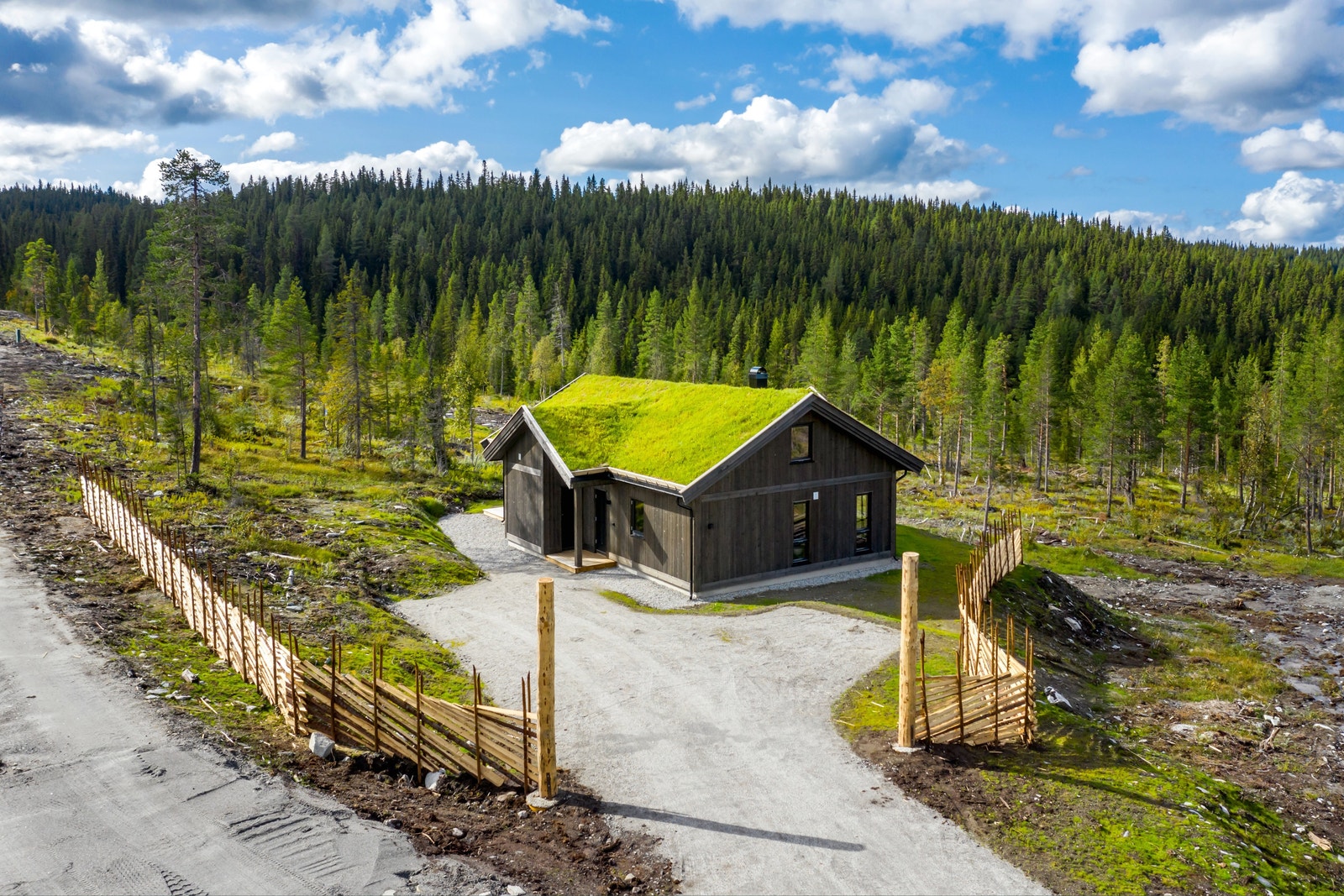 Alle hyttene i området har torv på taket for integrasjon i naturen Galleribilde