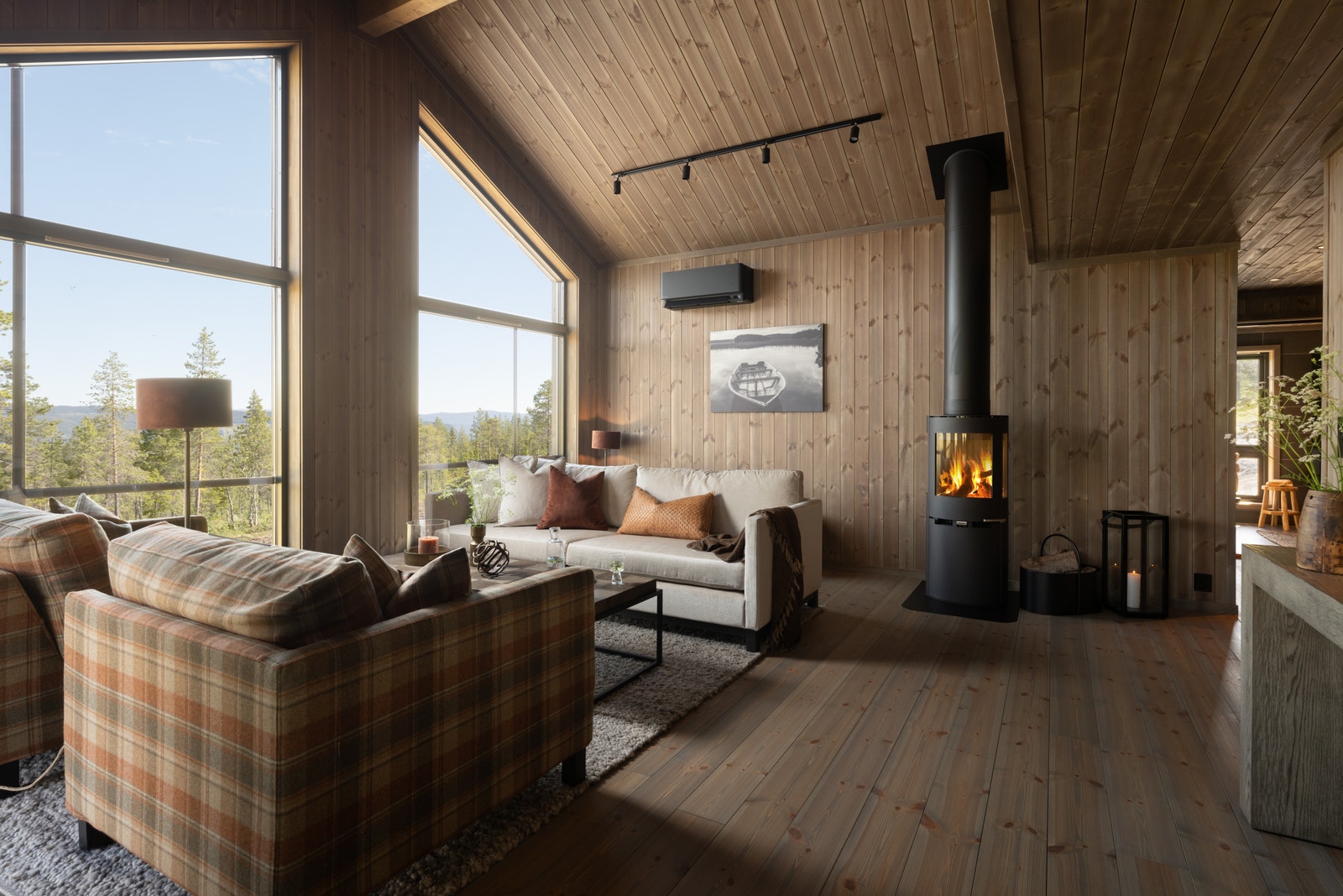 Romslig stue med blant annet varmepumpe montert på vegg Galleribilde