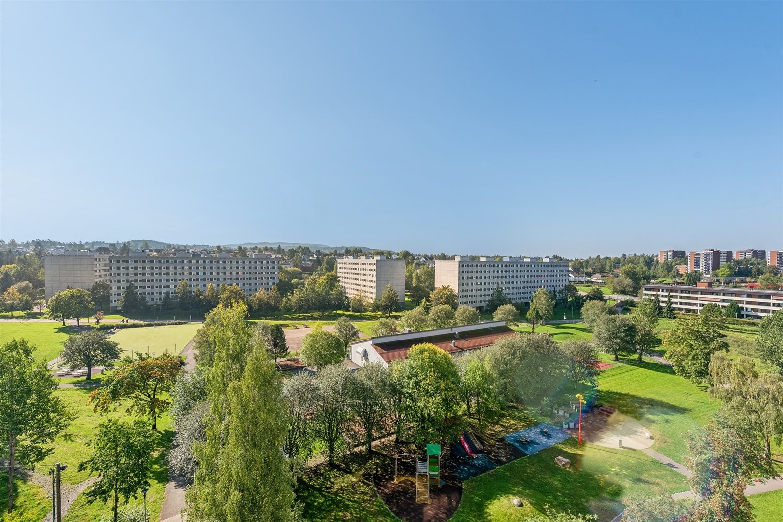 Lys og fin 3-roms andelsleilighet beliggende i 7. etasje med fin utsikt utover nabolaget. Galleribilde