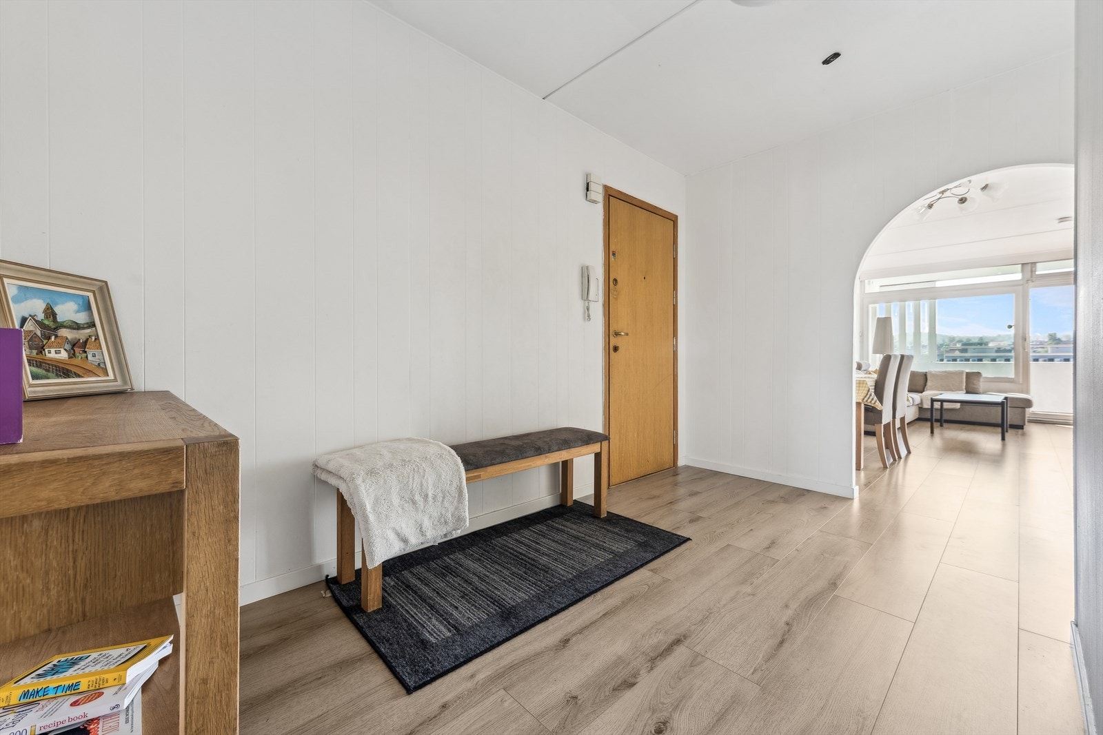 Her ønskes du velkommen inn i romslig entré med plass til å henge fra deg ytterklær. Galleribilde
