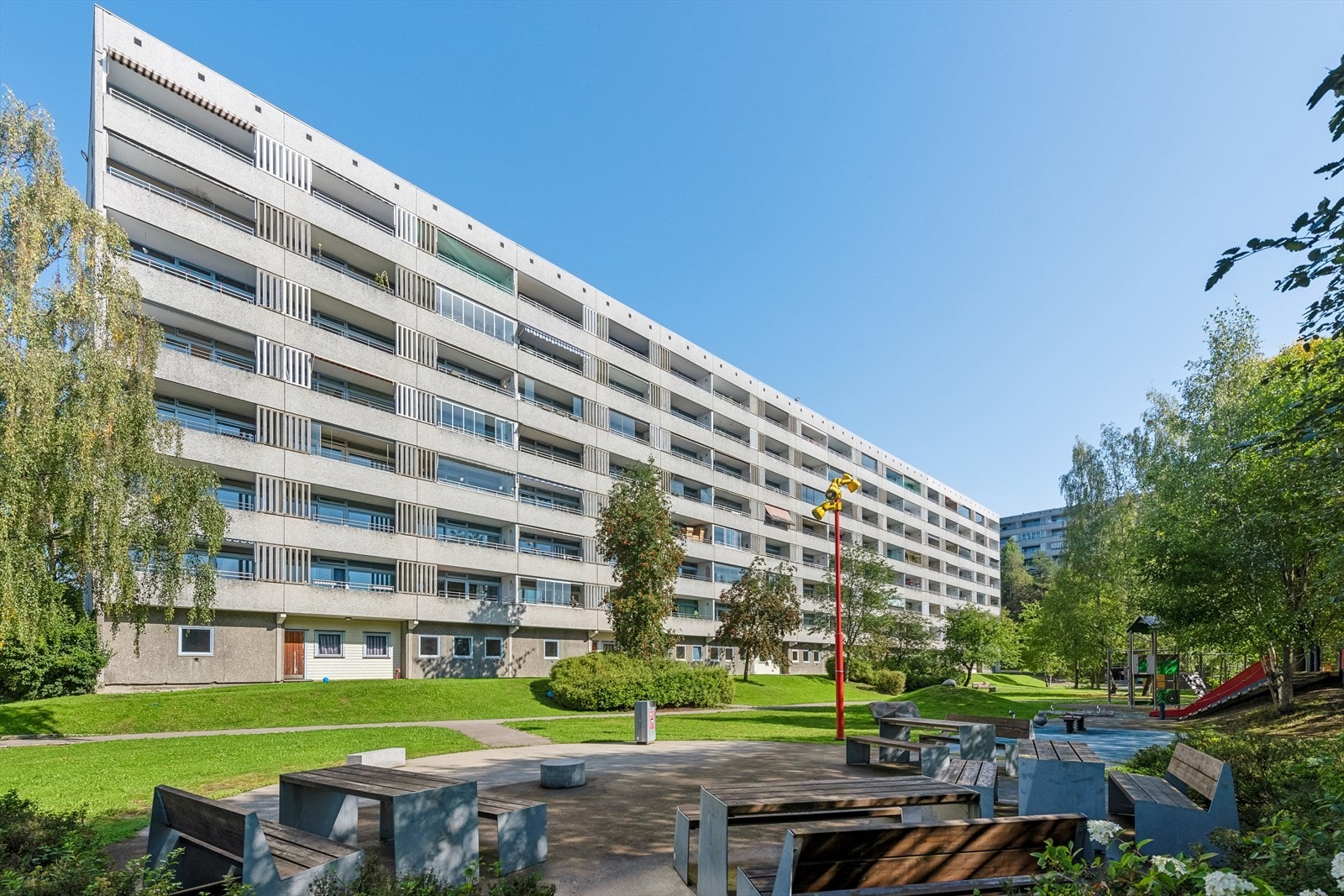 Leiligheten har en attraktiv og populær beliggenhet på Stovner. Det er flotte grøntområder like utenfor døren, som er godt ivaretatt av borettslagets beboere. Galleribilde