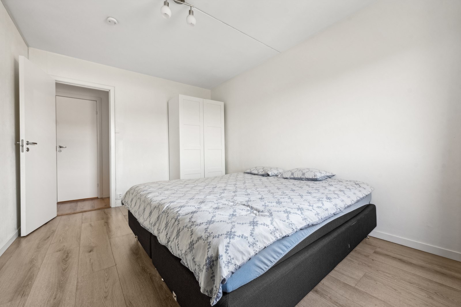 Begge med god plass til dobbeltseng, tilhørende møblement, samt garderobeløsning. Galleribilde
