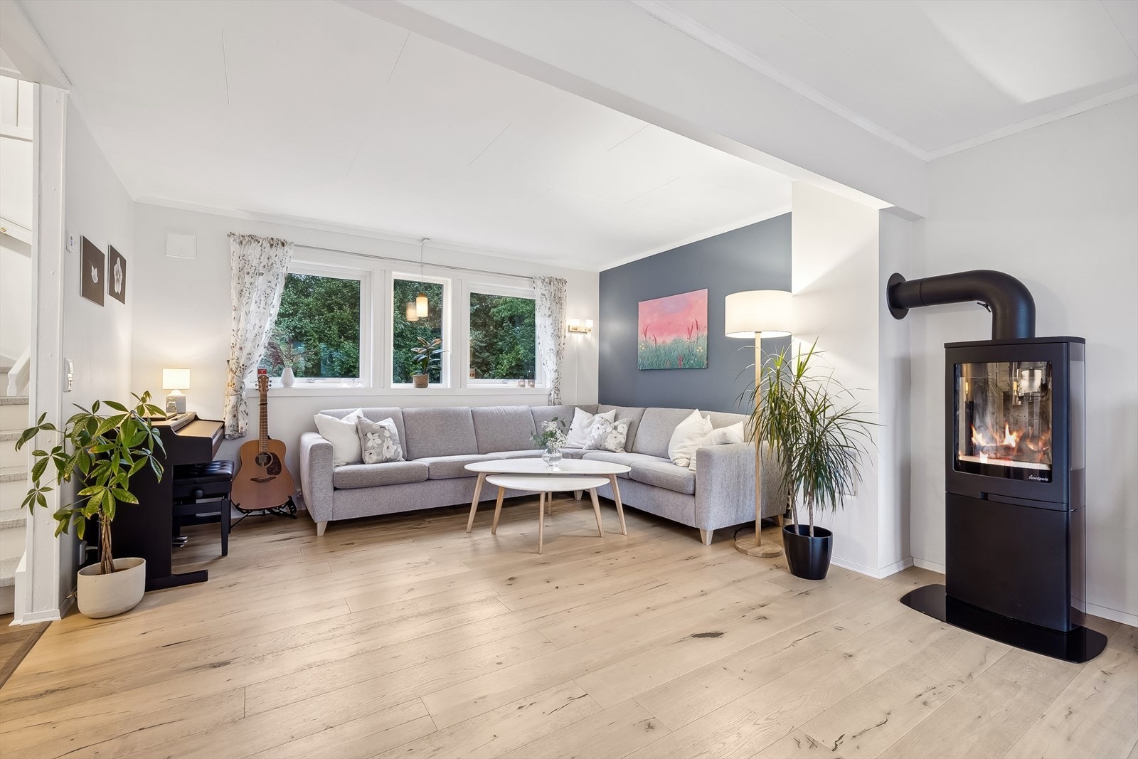 Stuen har parkett på gulv og malte plater på vegg. Galleribilde