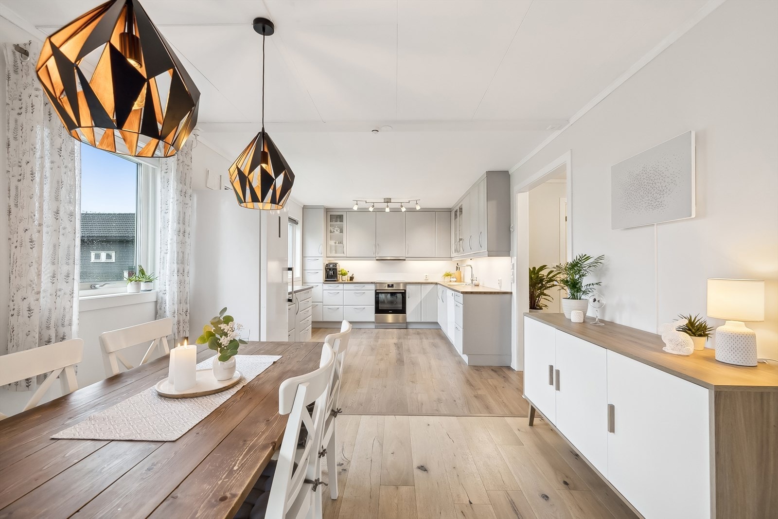 Det er god plass til spisebord i tilknytning til kjøkkenet. Galleribilde