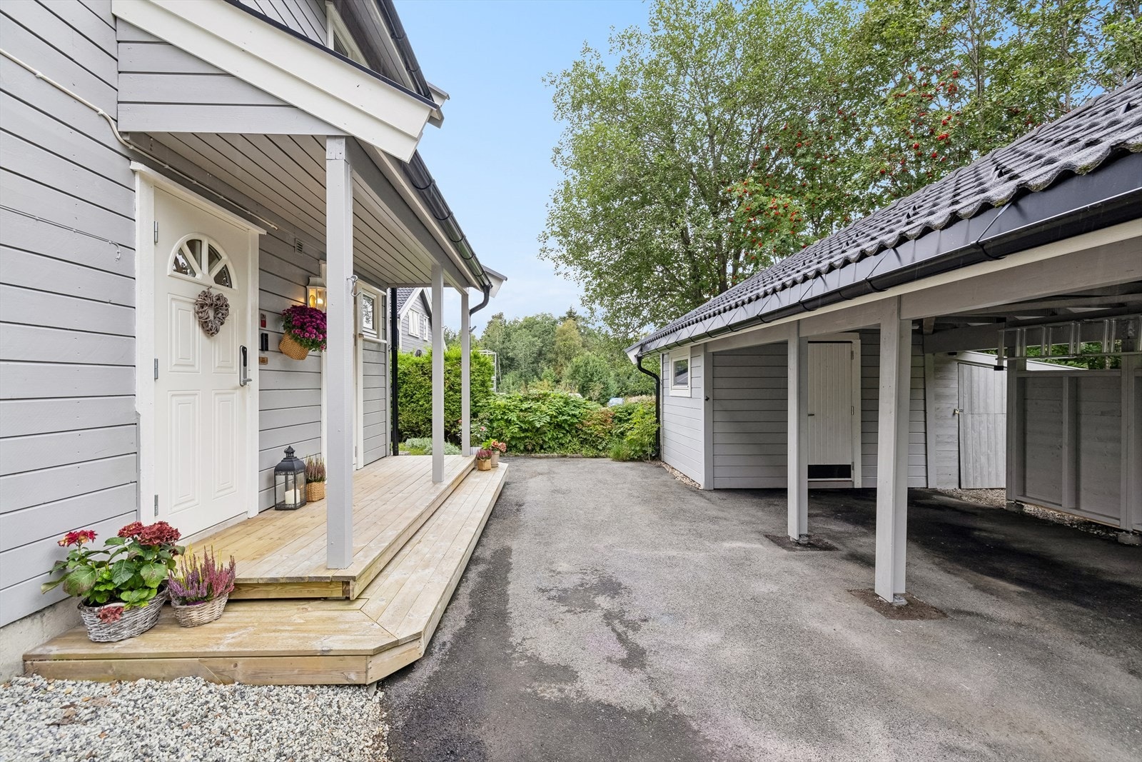 Bak den ene carporten er det to utvendige boder, hvor den ene er benyttet som verksted. Galleribilde