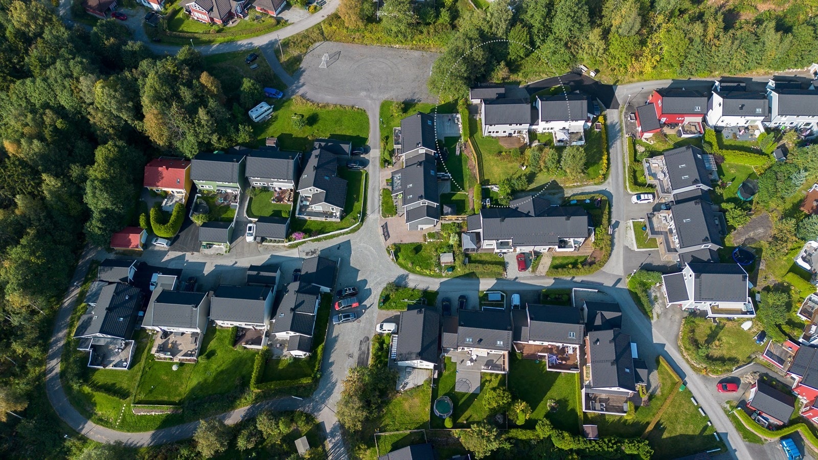 Boligen har en fin, intern beliggenhet på feltet! Galleribilde