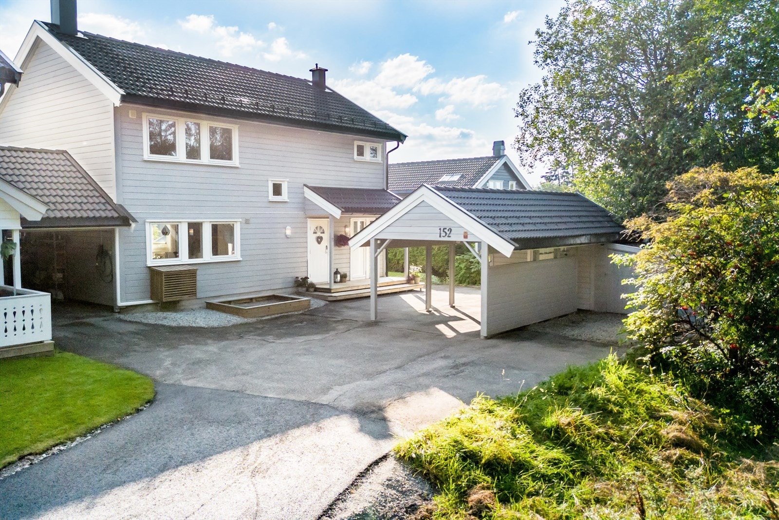 Enebolig beliggende innerst i blindvei med 2 stk carporter. Galleribilde