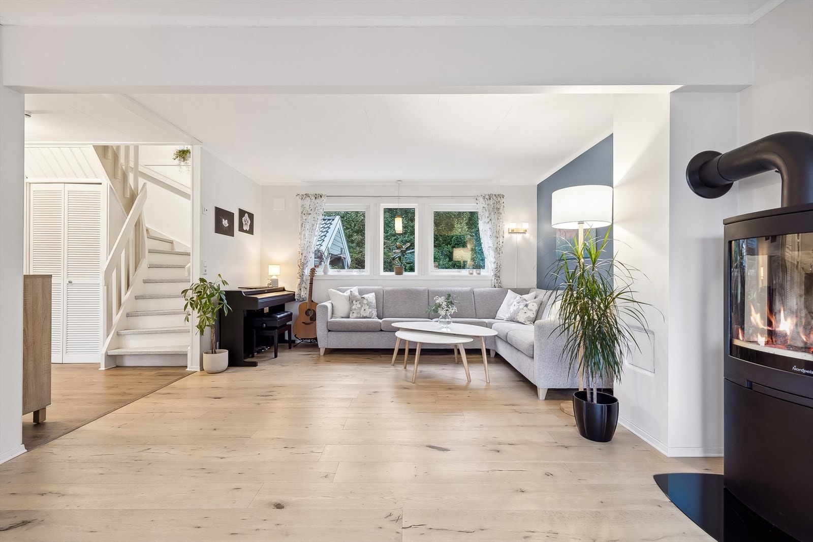 Vinkelstue med god plass til sofagruppe og spisebord. Galleribilde