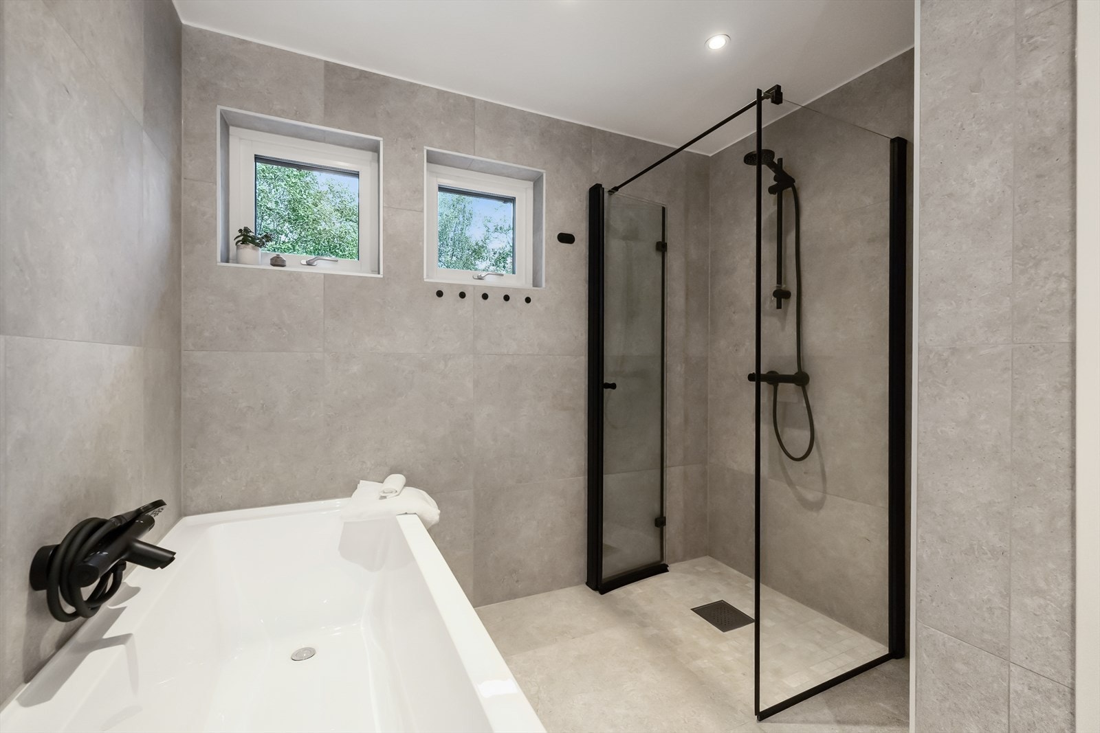 Badet har gulvvarme, downlights og elektrisk styrt vifte. Galleribilde
