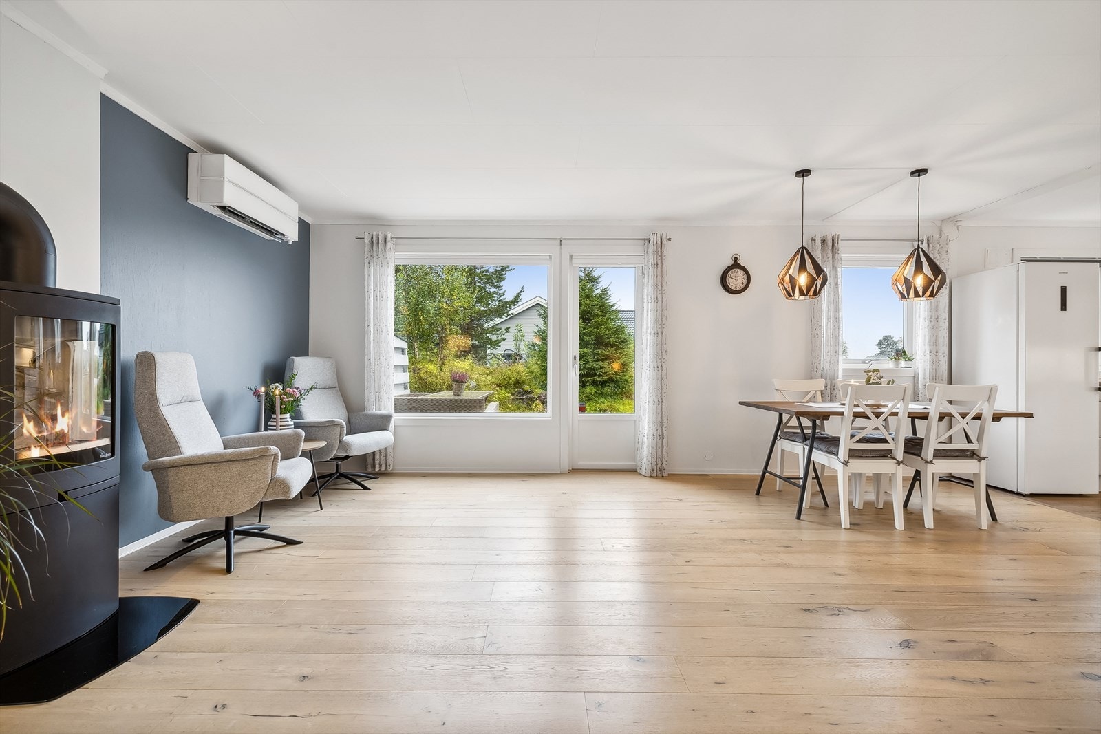 Fra stuen er det utgang til terrasseplatting og hage. Galleribilde