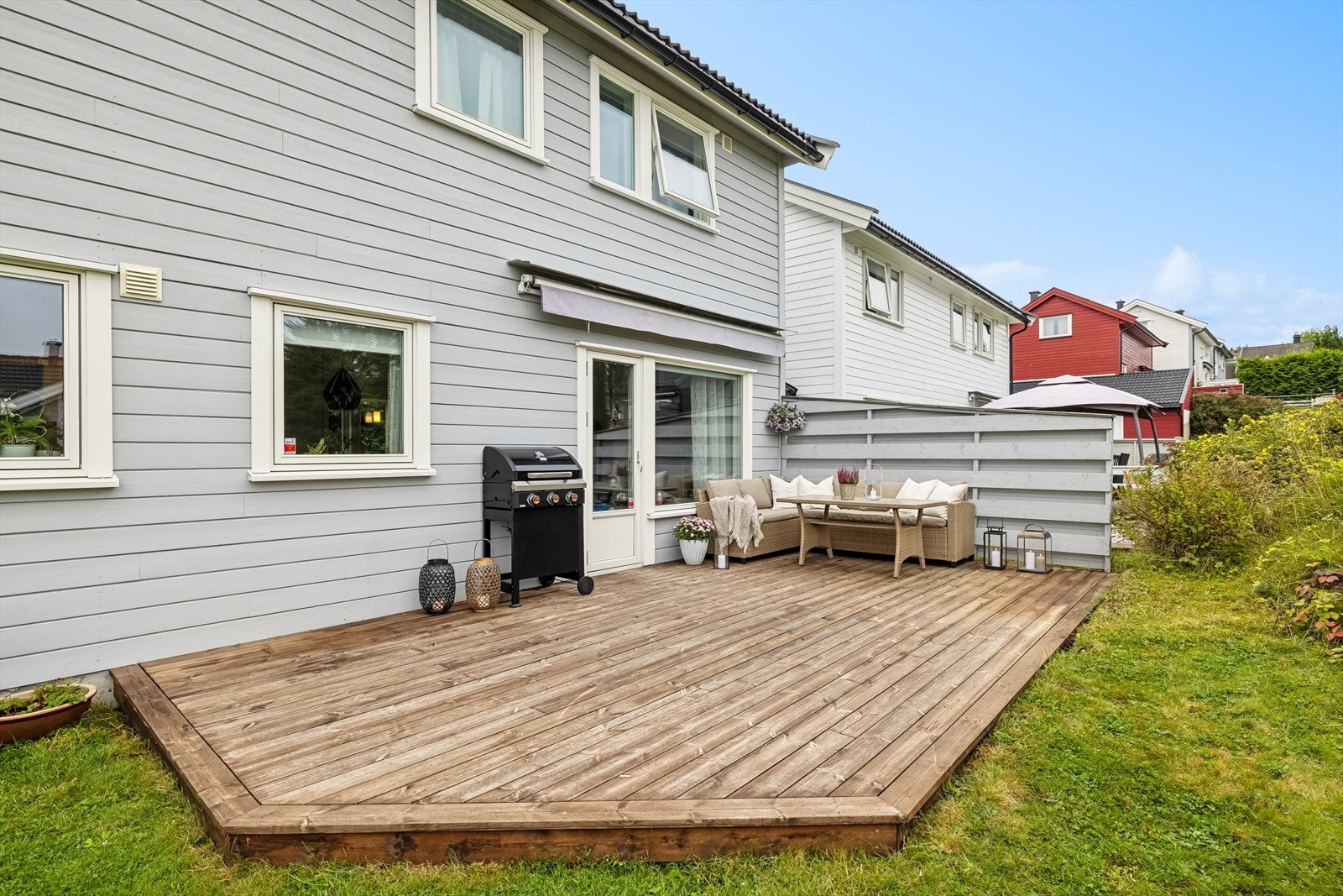 Det er montert markise på terrassen. Galleribilde