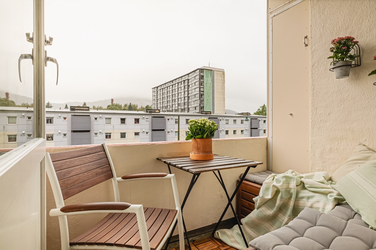 Nydelig 3-roms leilighet på attraktive Landås med herlig balkong og gjennomgående god standard. Galleribilde