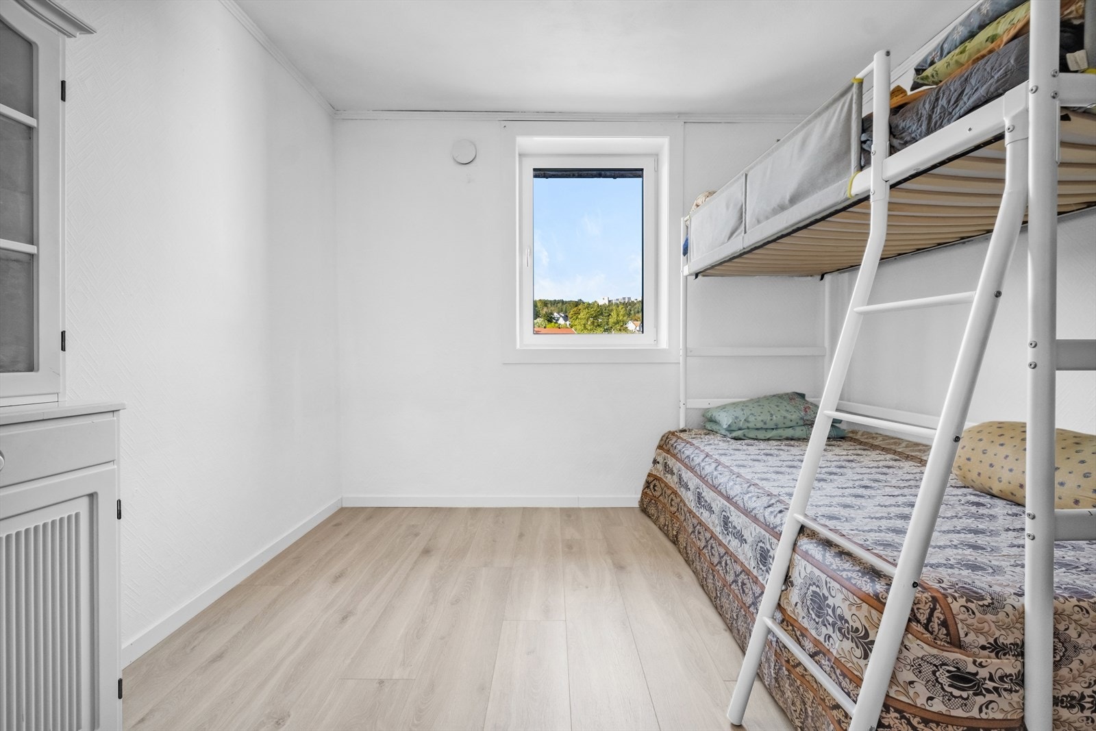 Soverom 2 har også fin plass til dobbeltseng eller Køyeseng. Her kan man enkelt innrede etter eget ønske og behov. Galleribilde
