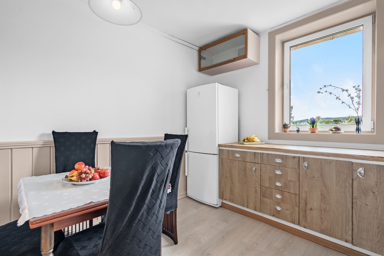 Kjøkken med plass til spisebord. Galleribilde