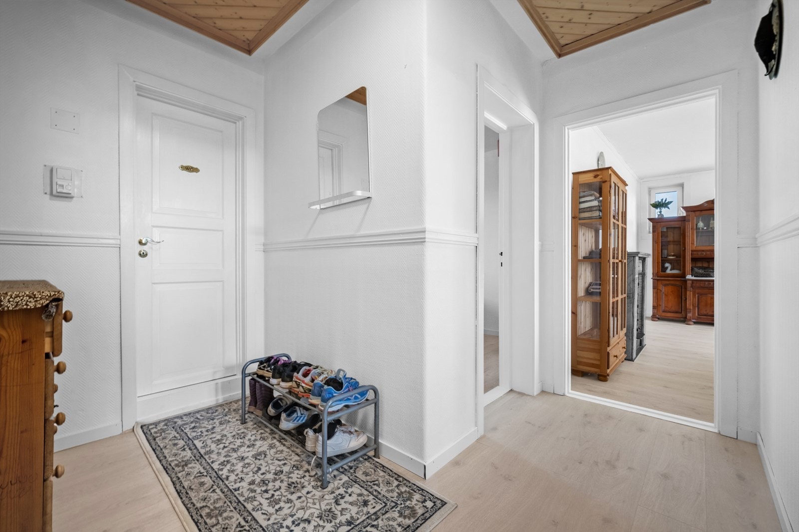 Boligen har et romslig inngangsparti med god plass til å henge fra seg yttertøy og sko. Galleribilde