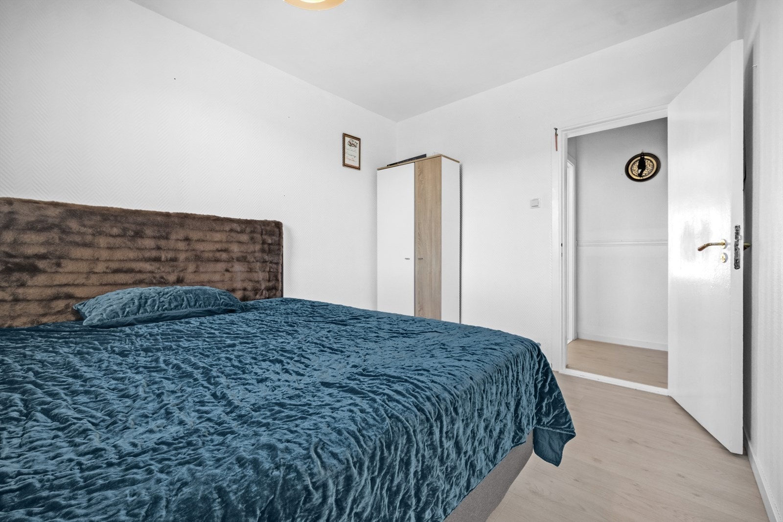God plass til garderobeskap Galleribilde