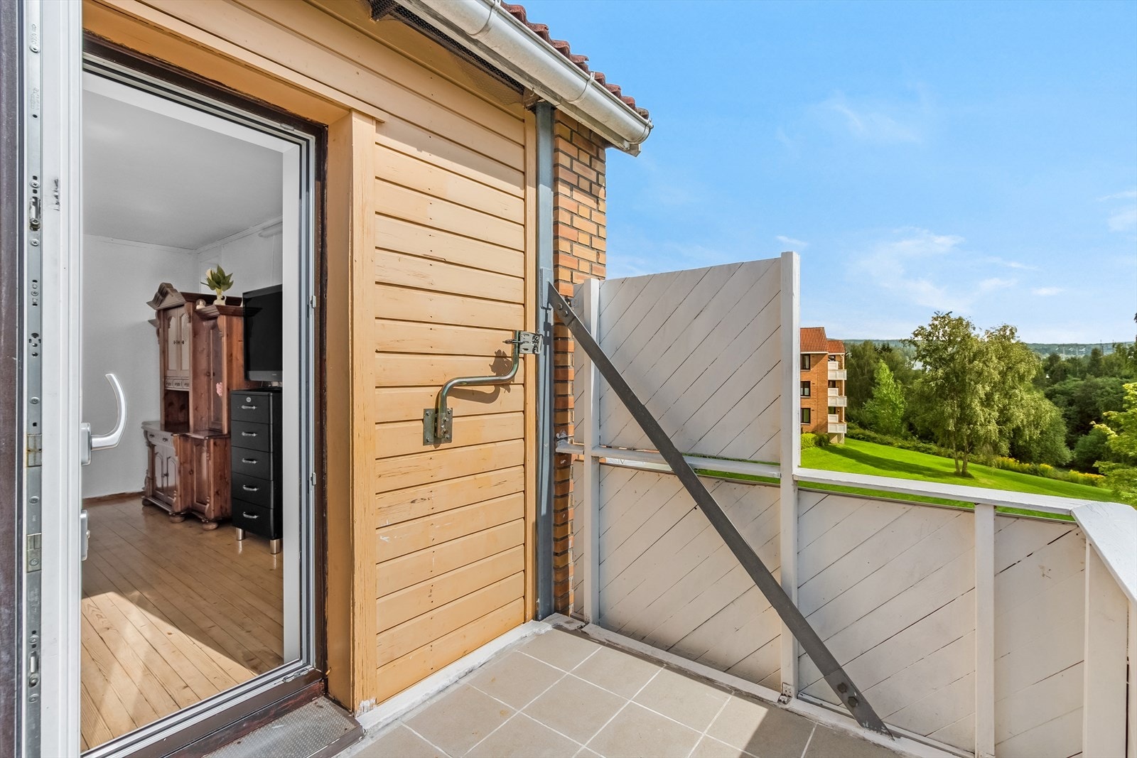 Sørvendt balkong i betongkonstruksjon med adkomst fra stue, ca. 5 m². Fliser på dekke og rekkverk i trekonstruksjon. Rekkverkshøyden er målt til 89 cm. Galleribilde