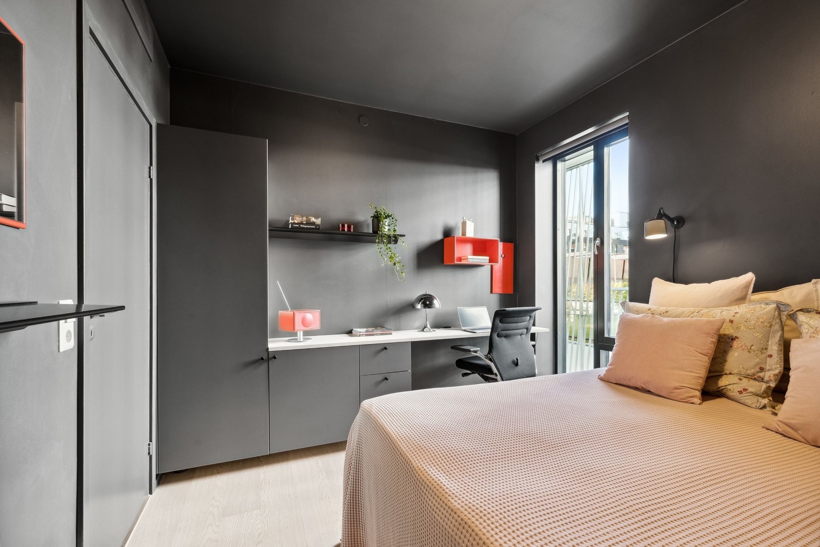 Her er det også en innebygget oppbevaringsløsning med skrivebord Galleribilde