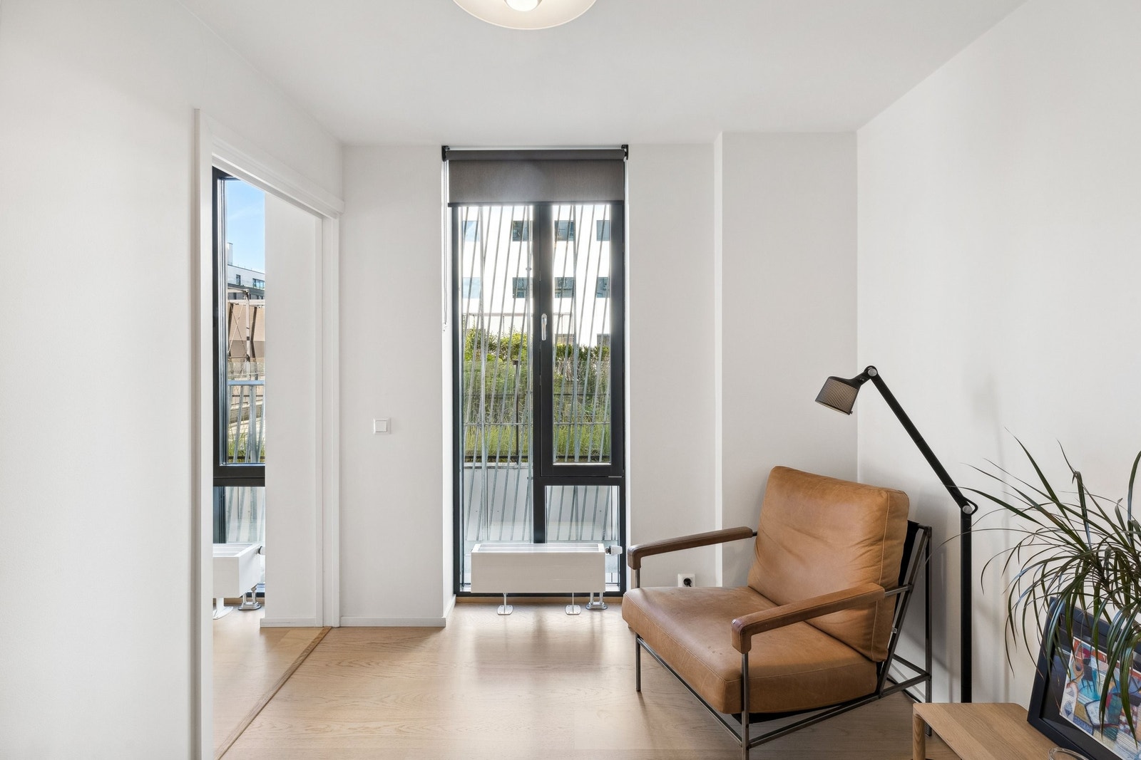 Soverom 2 har et stort vindu med grønt utsyn Galleribilde