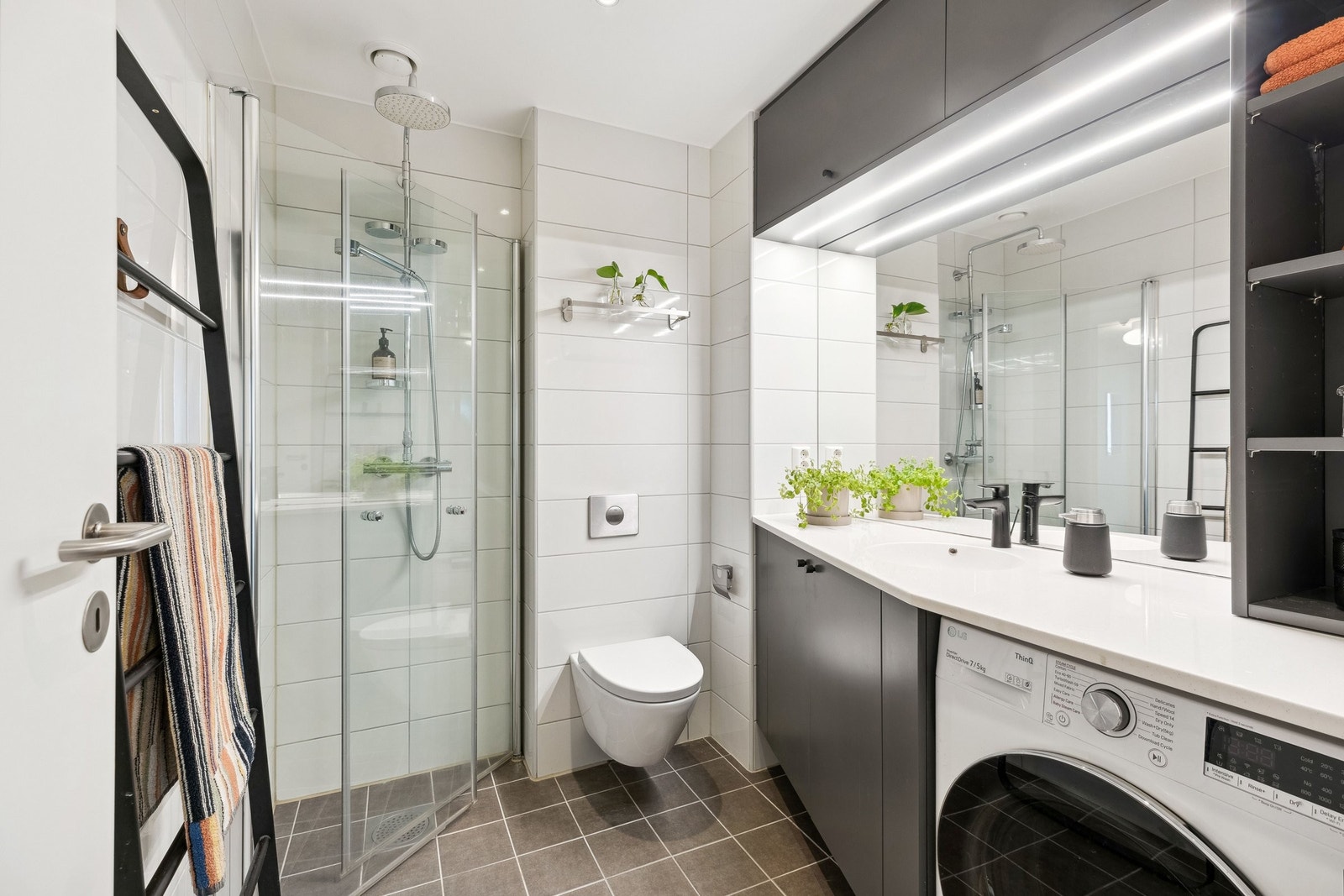 Moderne bad med gulvvarme og spesialtilpasset innredning Galleribilde