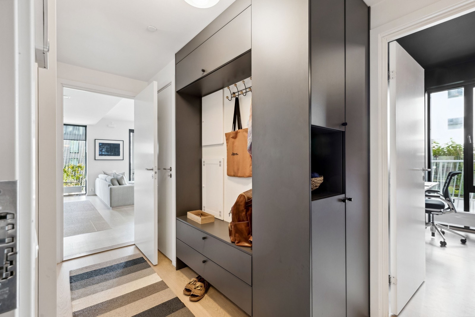 Innbydende entré med arkitekttegnet skapløsning Galleribilde