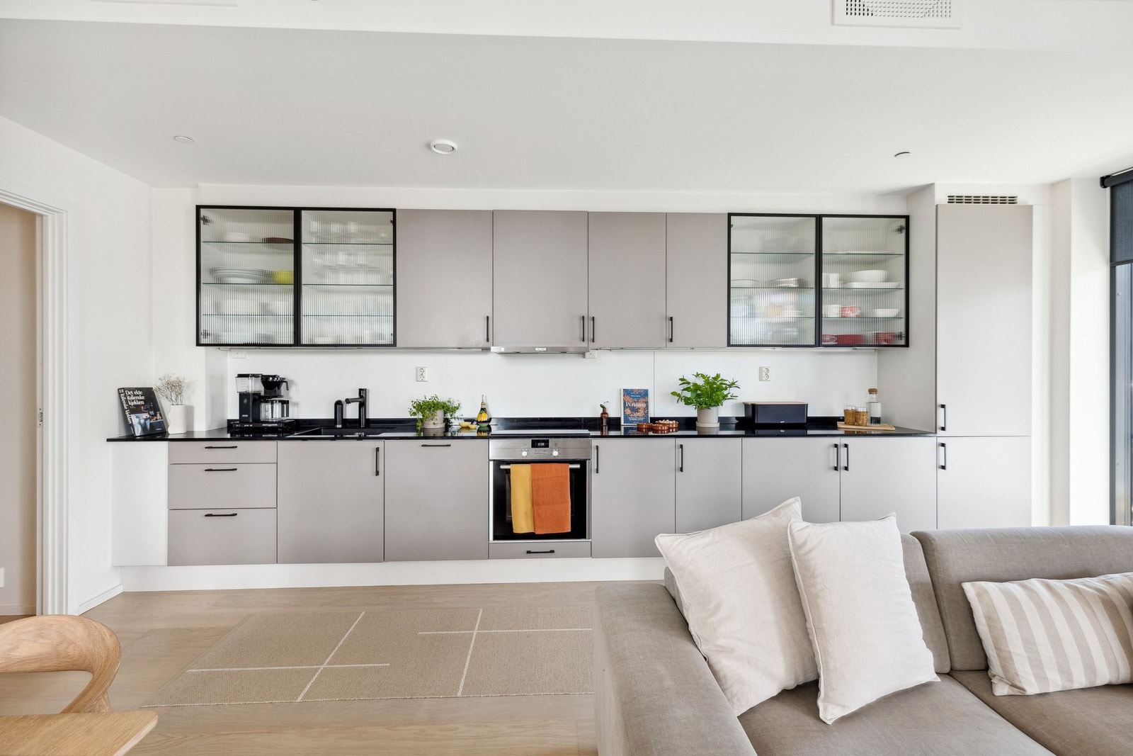 Et flott kjøkken som har rikelig med skap- og benkeplass Galleribilde