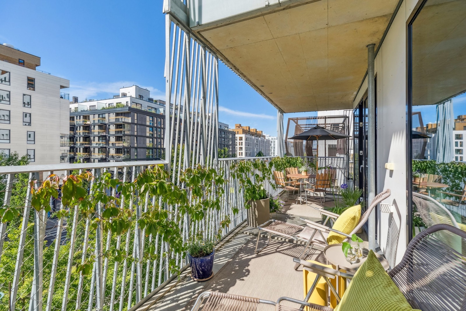 Solrik balkong på 19 kvm med plass til flere sittesoner Galleribilde