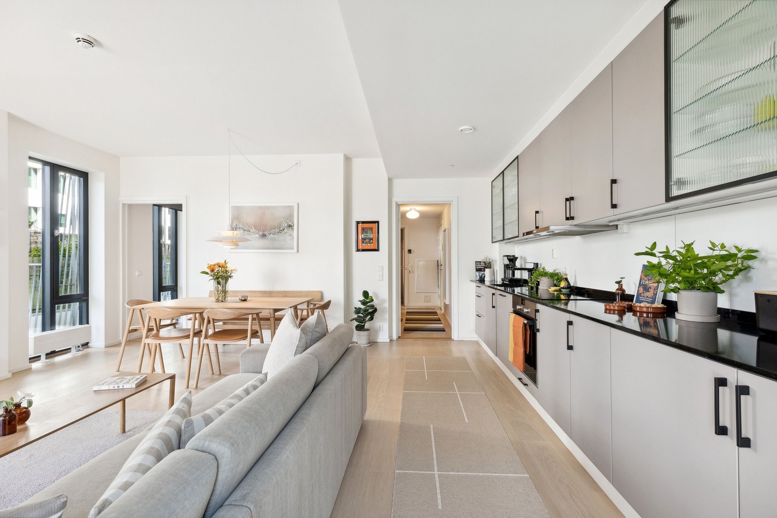 Den åpne løsningen mellom kjøkken og stue skaper en god romfølelse Galleribilde