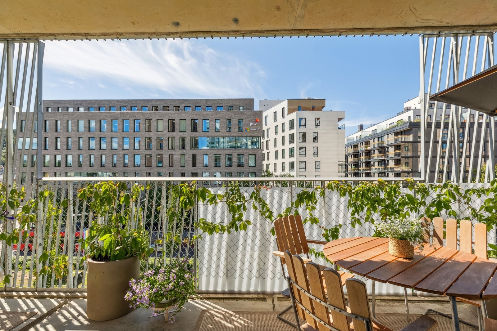 Sydvendt balkong med gode solforhold Galleribilde