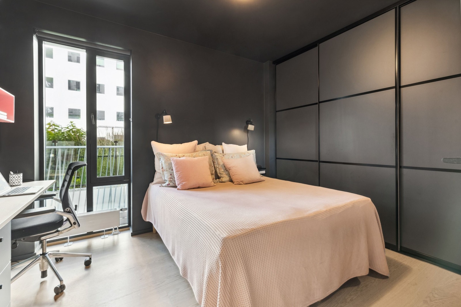 Hovedsoverom med stor skyvedørsgarderobe Galleribilde