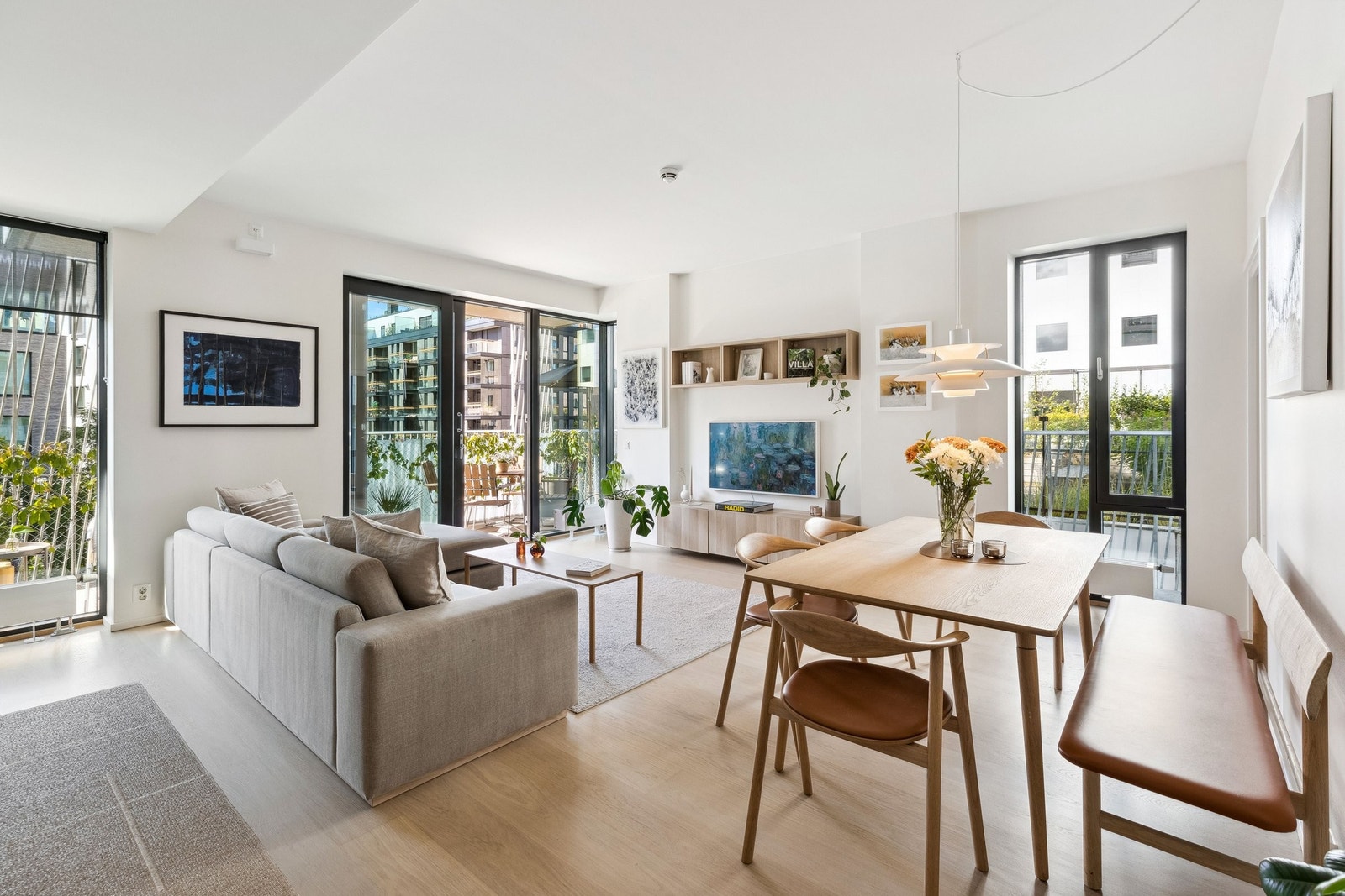 Romslig stue med stor takhøyde Galleribilde