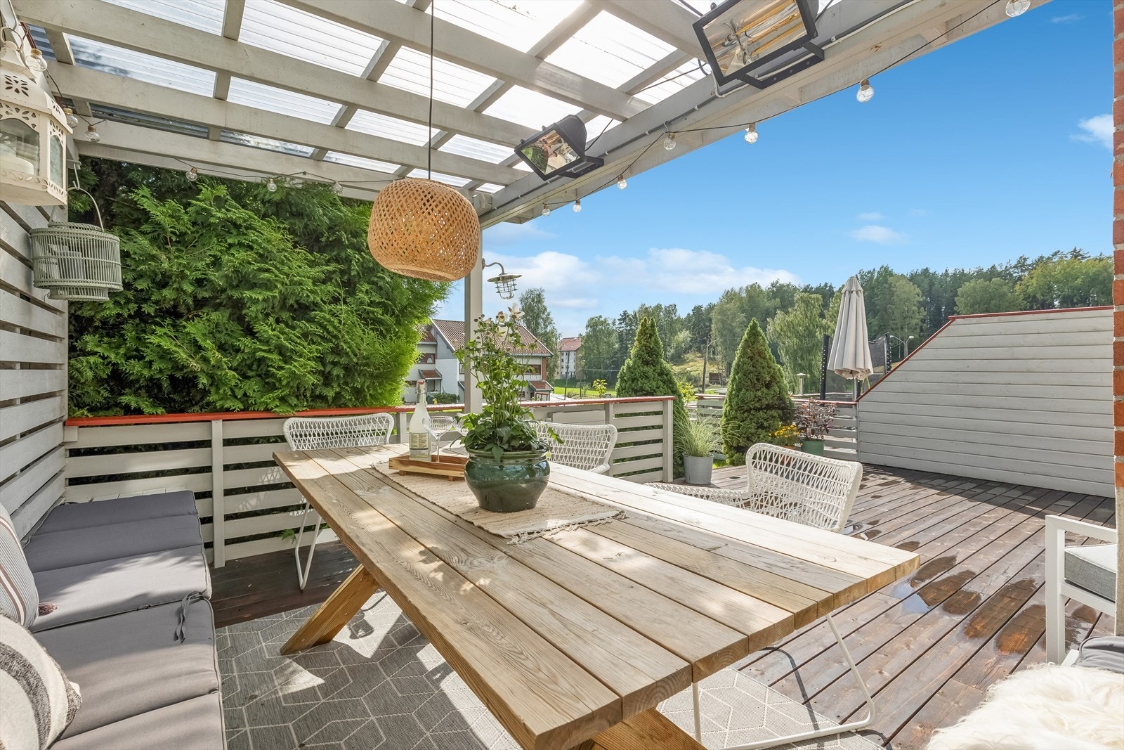 Boligen har en terrasse på ca.30 kvm med videre adkomst til hage på ca. 8 kvm. Galleribilde