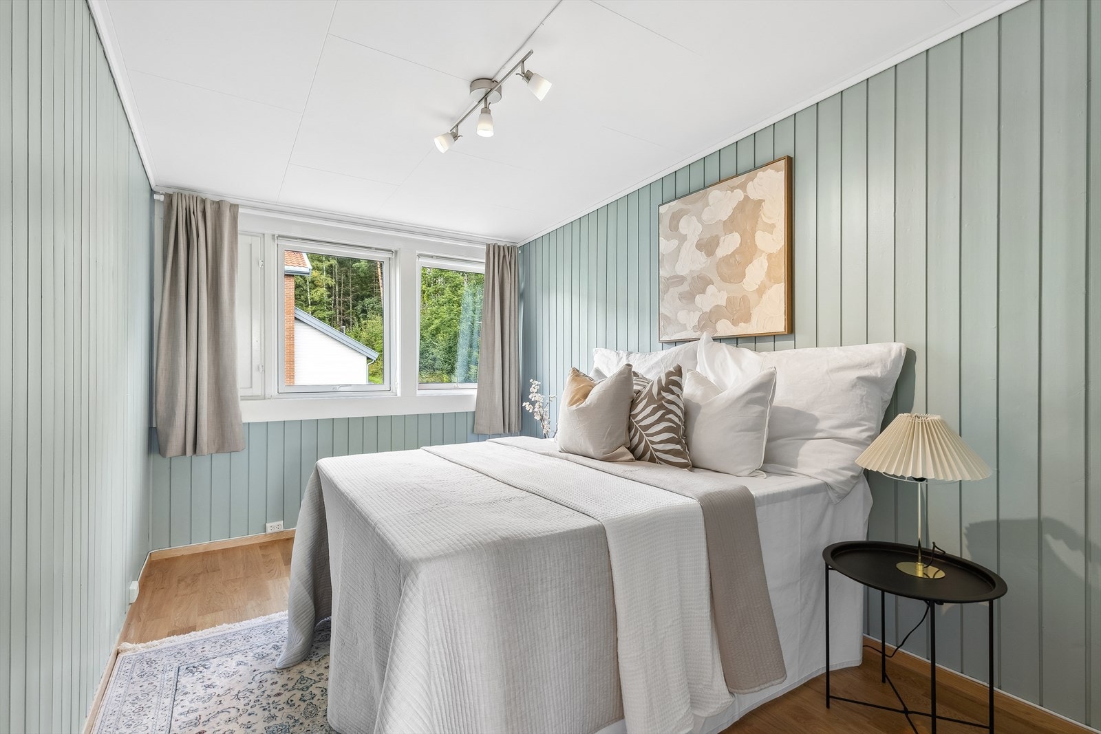 Soverom 2 har plass til dobbeltseng, nattbord og kommode/skap. Galleribilde