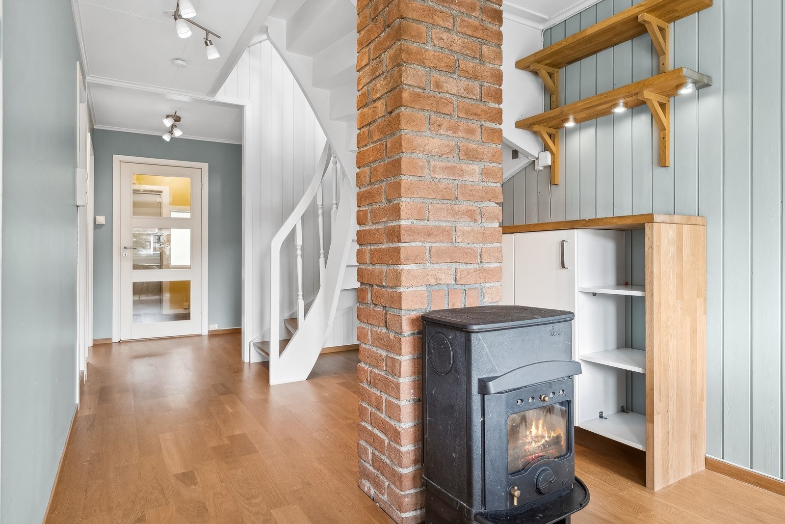 På kjøkkenet er det en vedovn som gir ekstra varme og hygge på kjølige høst- og vinterkvelder. Galleribilde