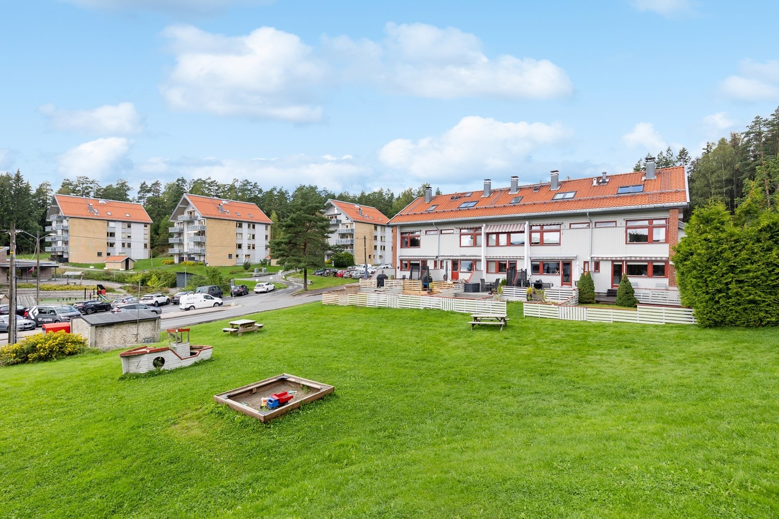 Pent opparbeidet fellesarealer med store plenarealer og flere lekeplasser. Galleribilde