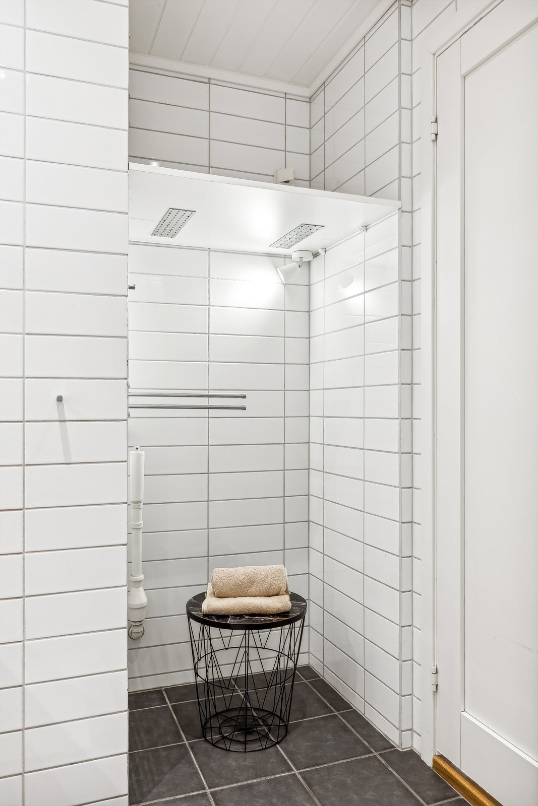 Det er opplegg for vaskemaskin og balansert ventilasjon på badet. Galleribilde